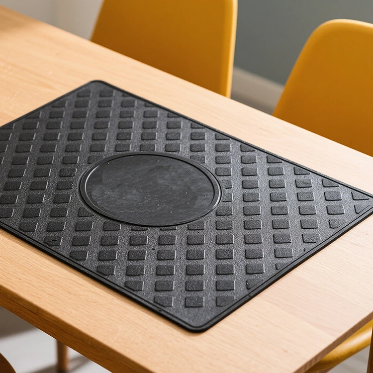 Pourquoi la construction à double couche est-elle essentielle pour les sets de table en caoutchouc imperméables et antistatiques dans l'assemblage électronique ?
